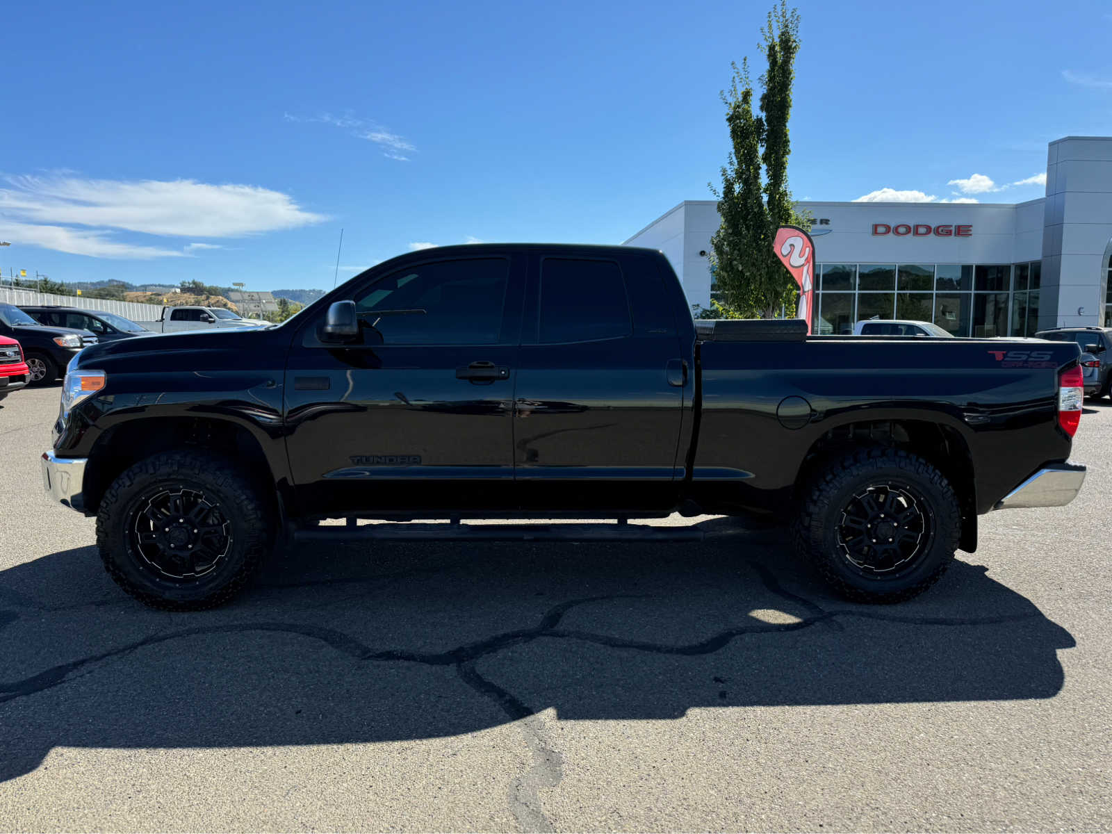 Used 2016 Toyota Tundra SR5 with VIN 5TFUW5F18GX514998 for sale in Roseburg, OR