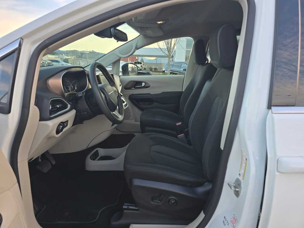 Thumbnail: 2023 Chrysler Voyager - 9