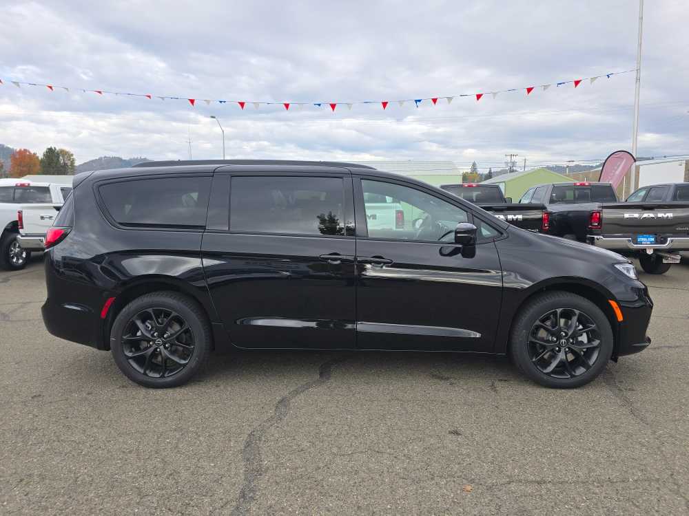 Thumbnail: 2026 Chrysler Pacifica - 6