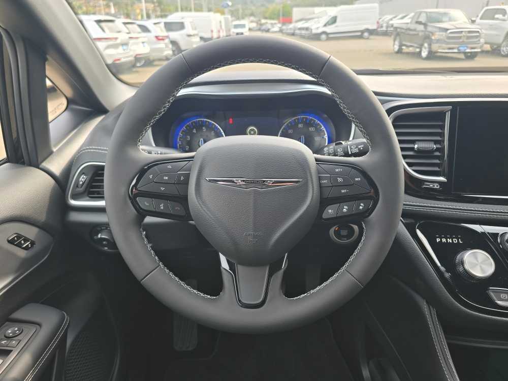 Thumbnail: 2026 Chrysler Pacifica - 11