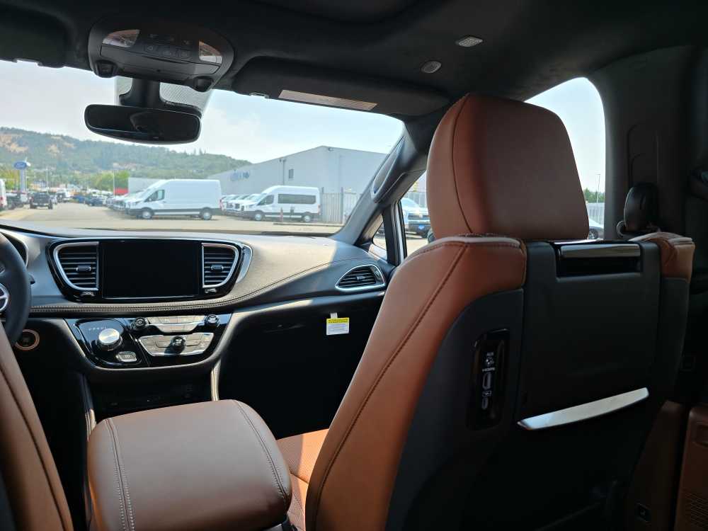 Thumbnail: 2026 Chrysler Pacifica - 14