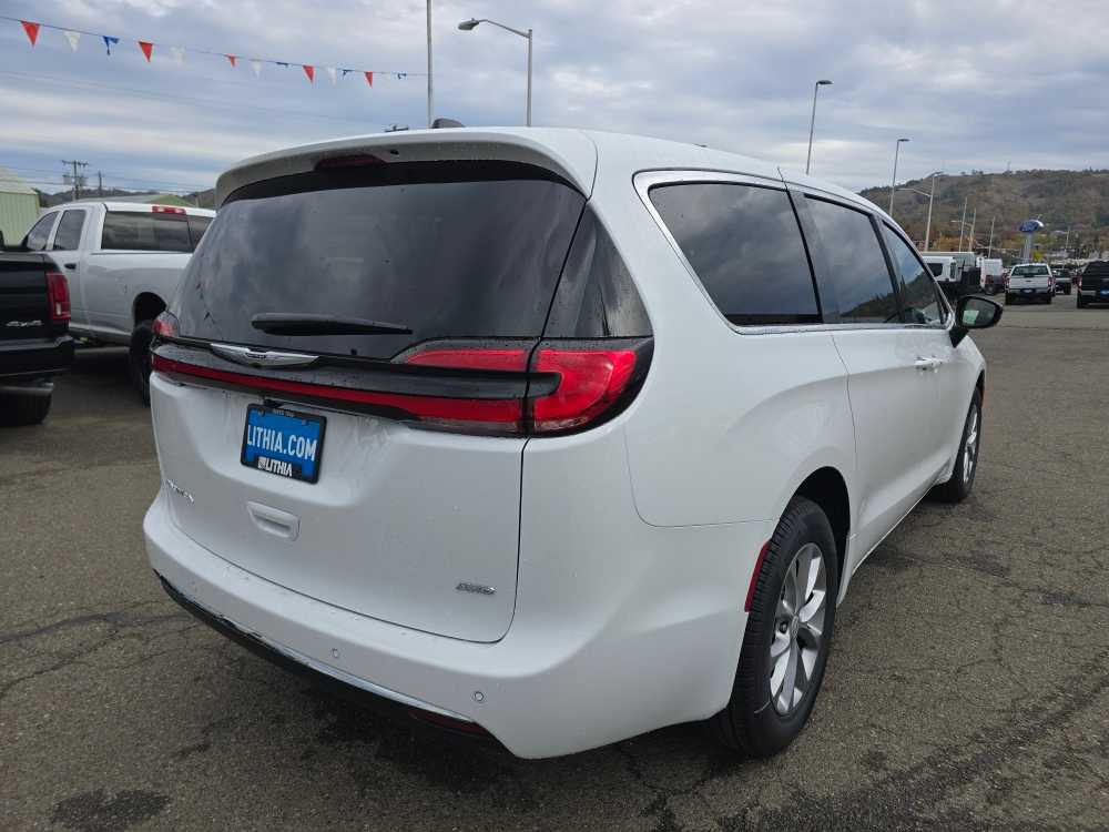 Thumbnail: 2026 Chrysler Pacifica - 5