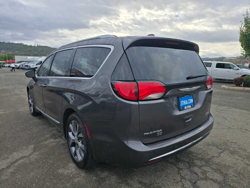 2020 Chrysler Pacifica Limited photo 3