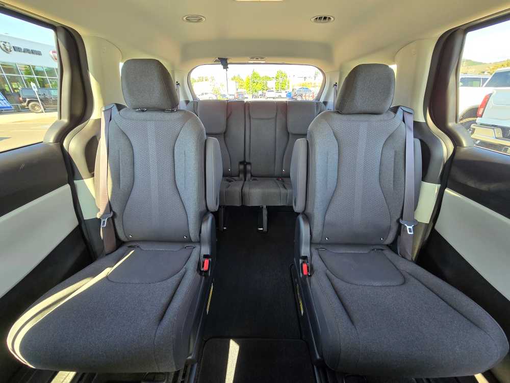 Thumbnail: 2022 Kia Carnival - 18