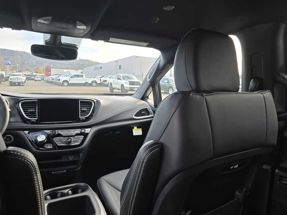 Thumbnail: 2026 Chrysler Pacifica - 14