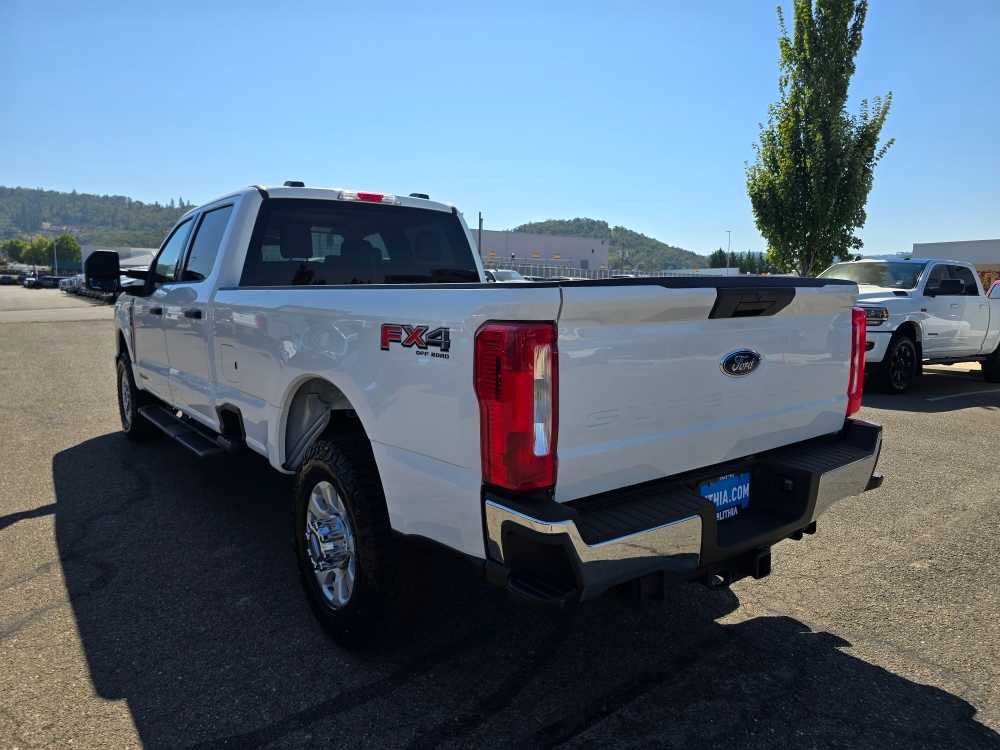 2023 Ford F-350 XLT photo 3