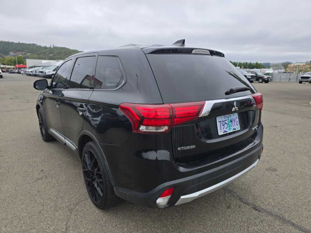 Thumbnail: 2018 Mitsubishi Outlander - 2