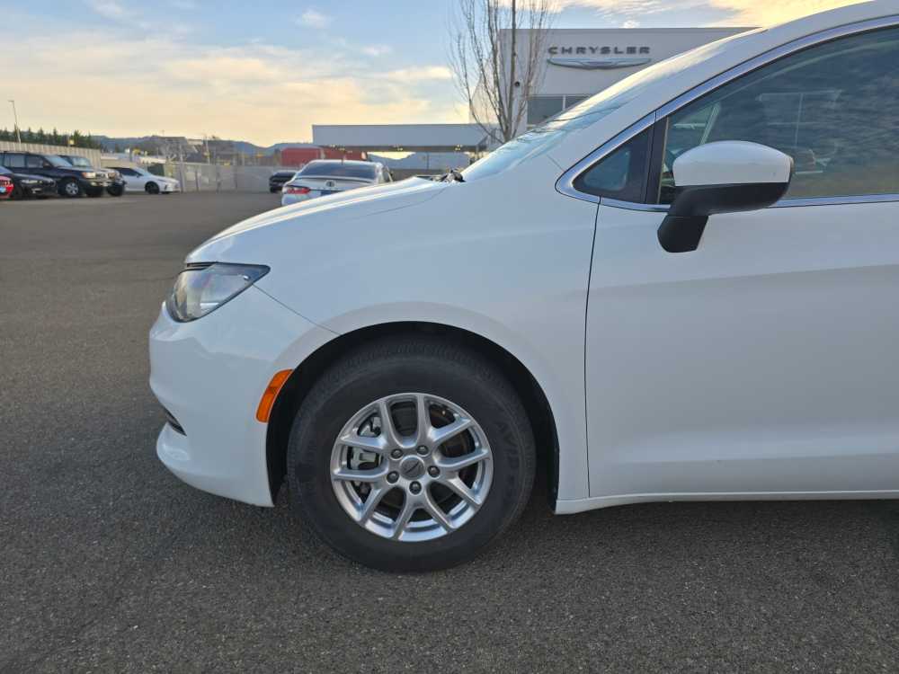 Thumbnail: 2023 Chrysler Voyager - 19