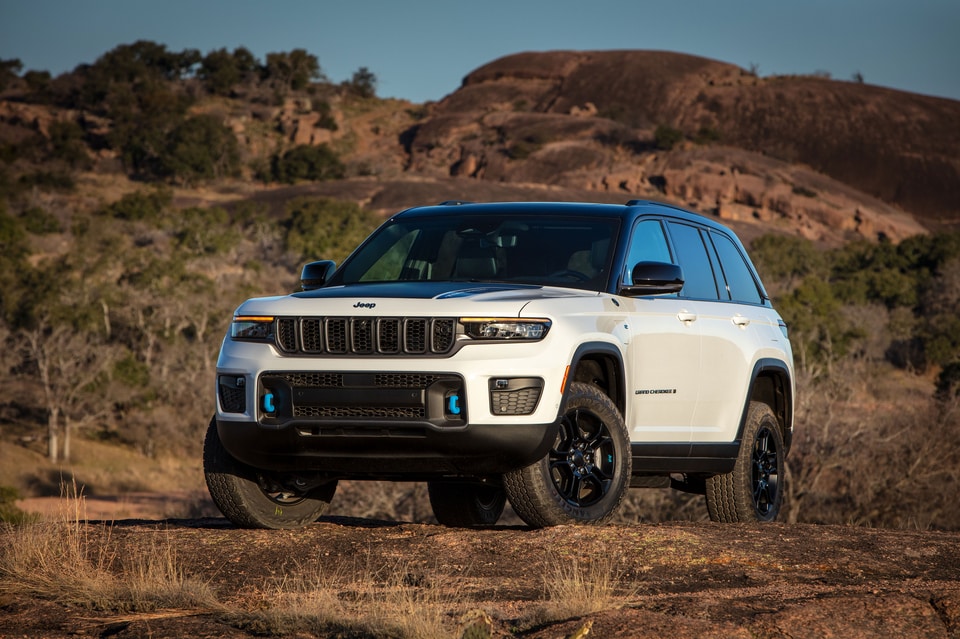 2019-Jeep-Cherokee-Limited-SUV-L01 (1).png silver Jeep Cherokee SUV driving on a highway with the sunset in the background
