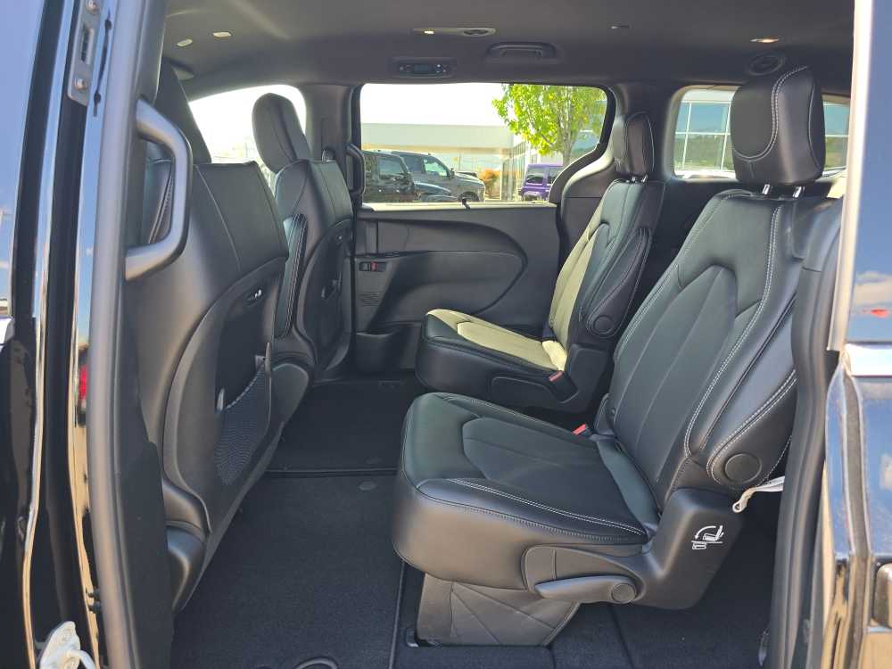 Thumbnail: 2026 Chrysler Pacifica - 16