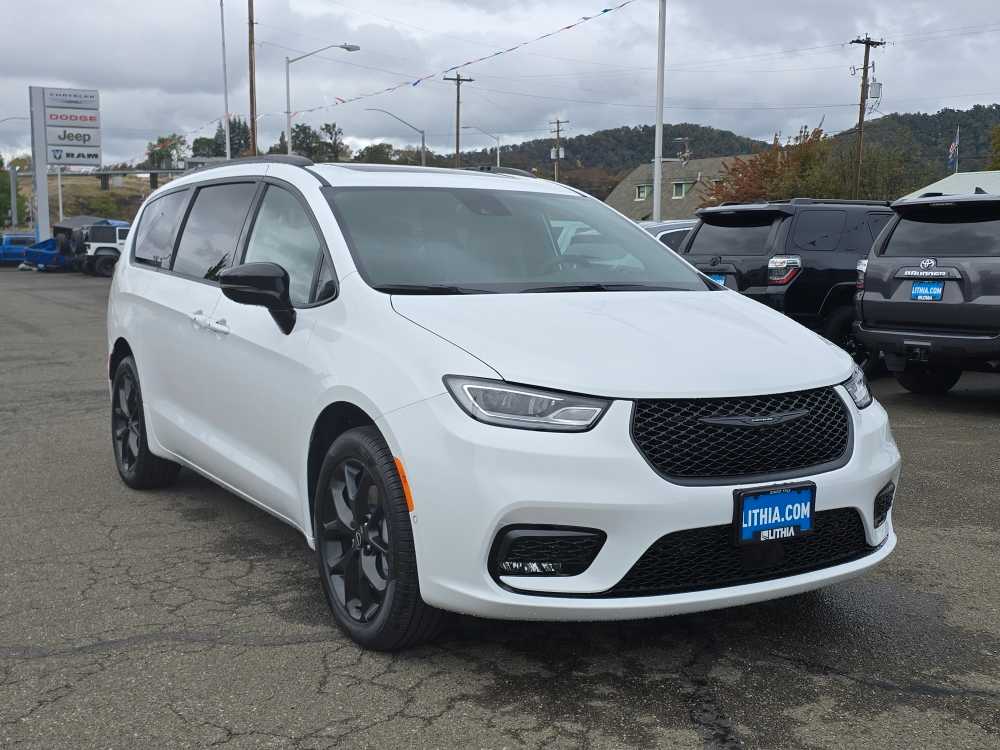 Thumbnail: 2026 Chrysler Pacifica - 7