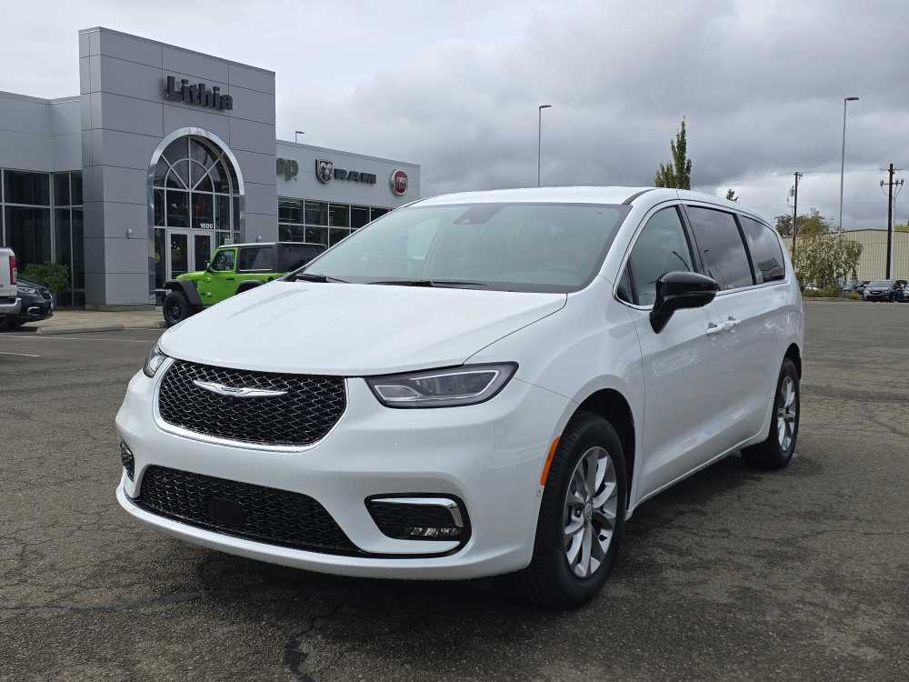 2026 Chrysler Pacifica Select's photo