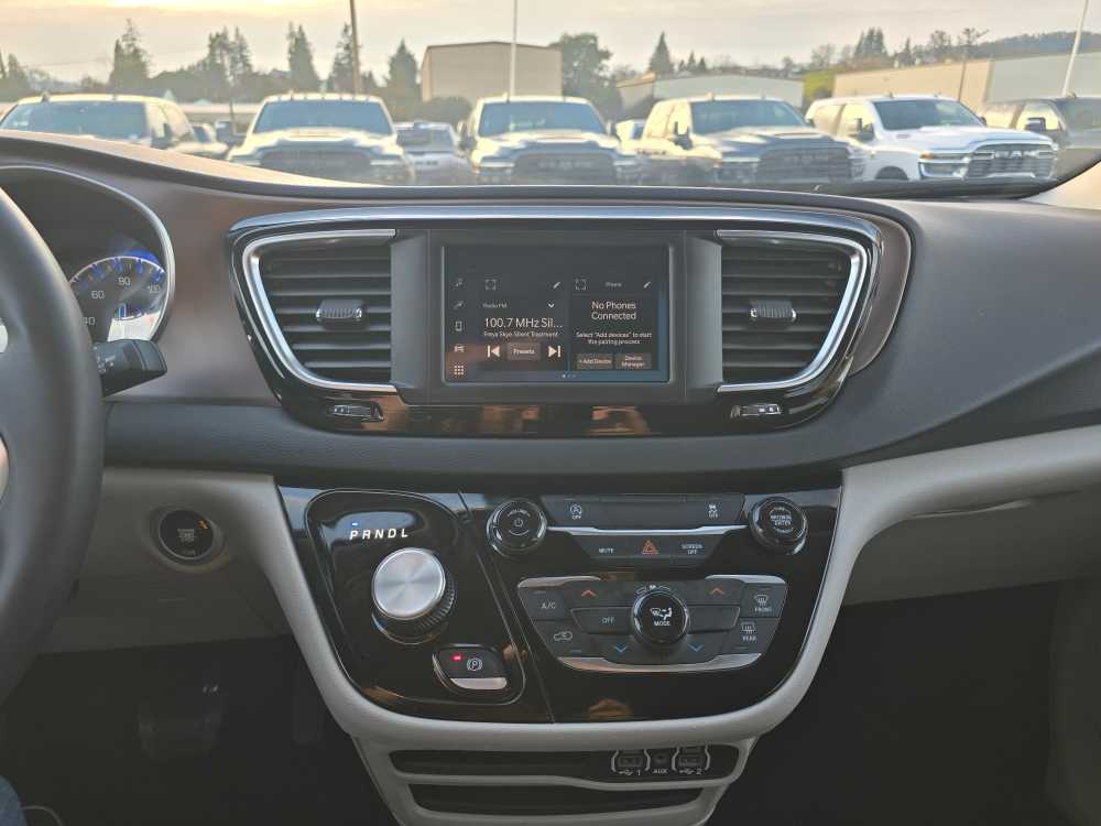 Thumbnail: 2023 Chrysler Voyager - 12