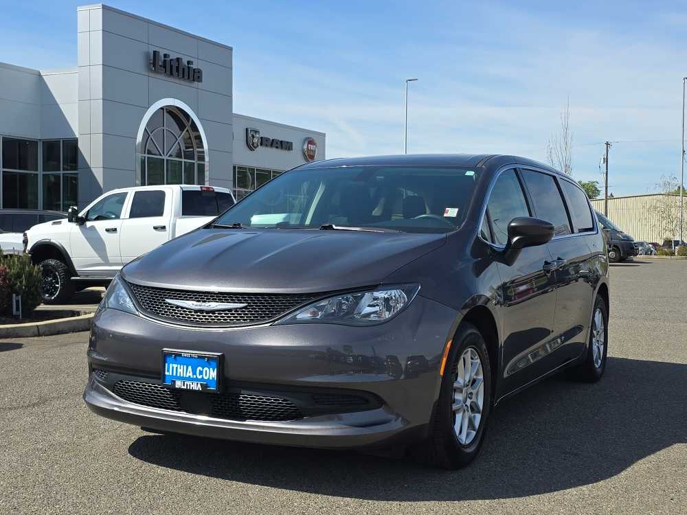 2022 Chrysler Voyager LX's photo