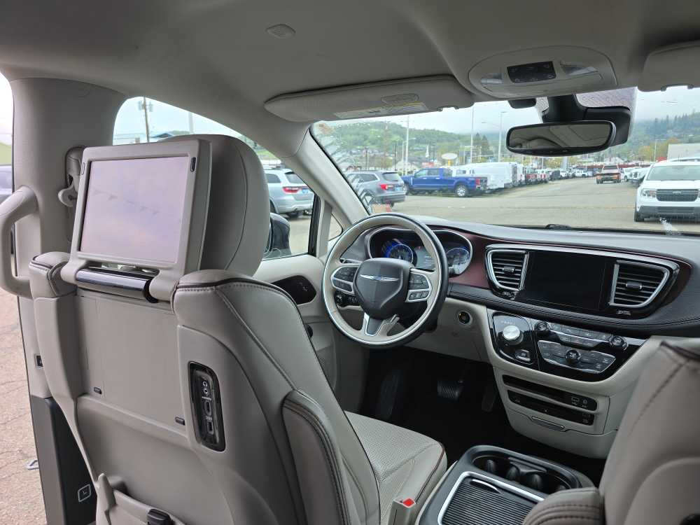 Thumbnail: 2017 Chrysler Pacifica - 10