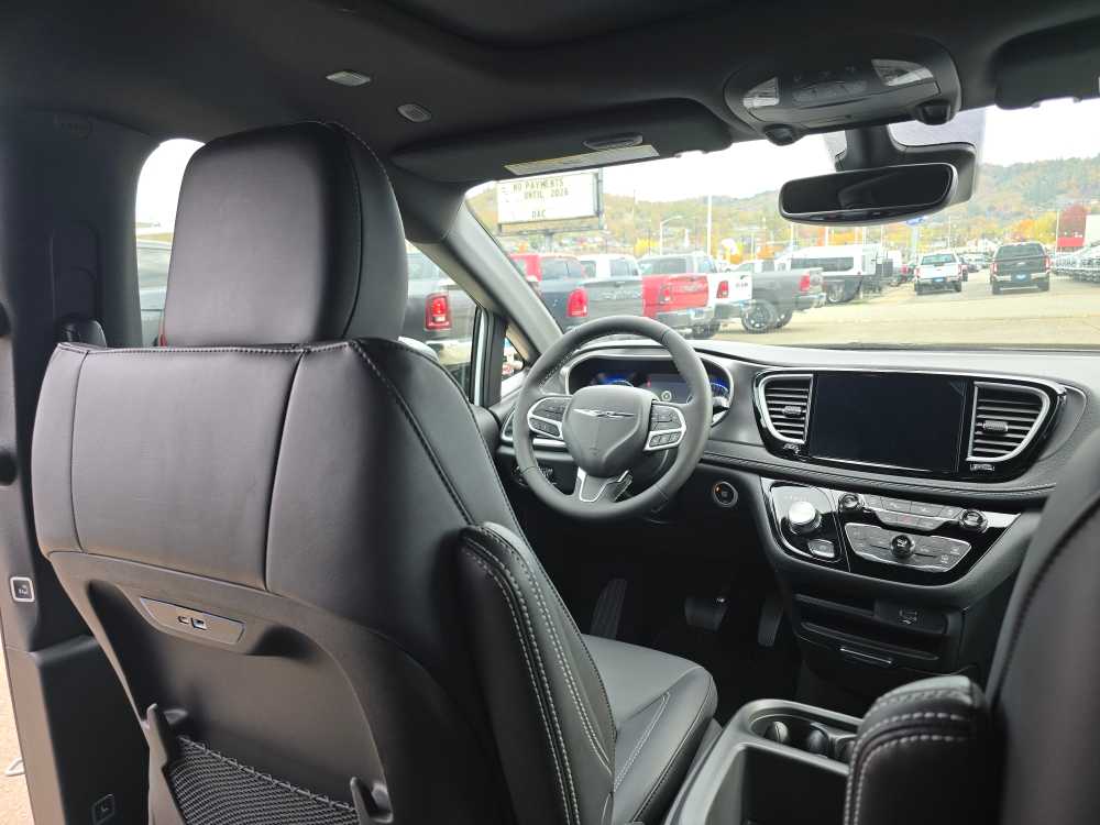 Thumbnail: 2026 Chrysler Pacifica - 10