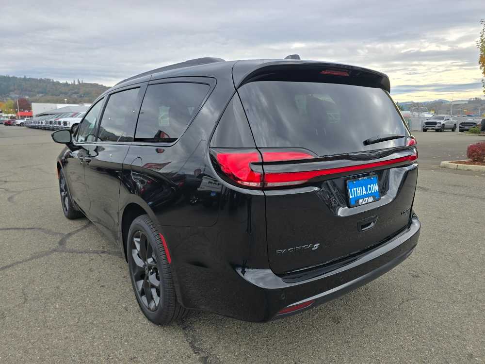 Thumbnail: 2026 Chrysler Pacifica - 3