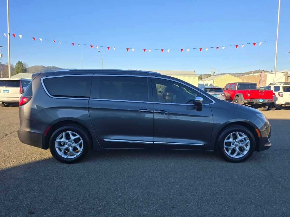 Thumbnail: 2020 Chrysler Pacifica - 6