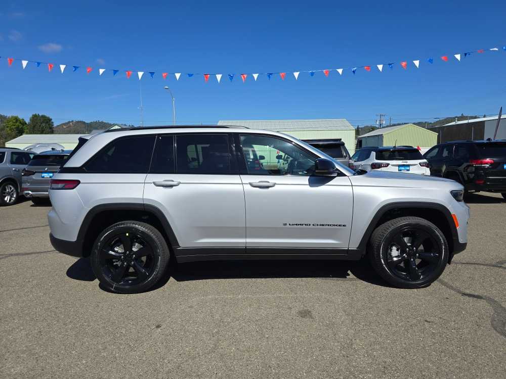 Thumbnail: 2025 Jeep Grand Cherokee - 6