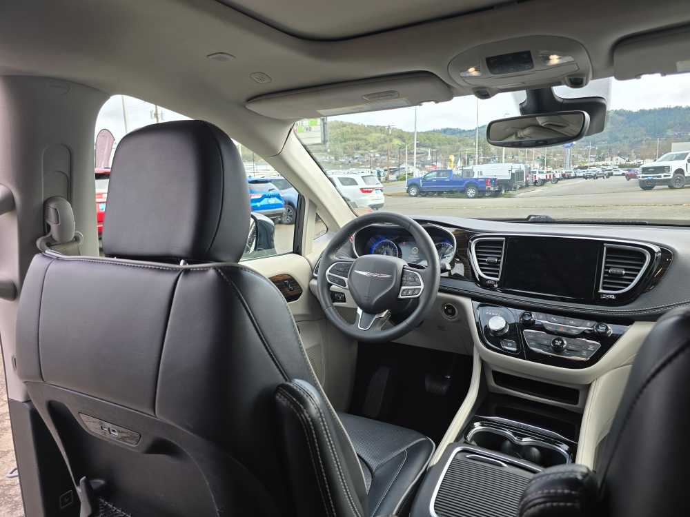 Thumbnail: 2024 Chrysler Pacifica - 10