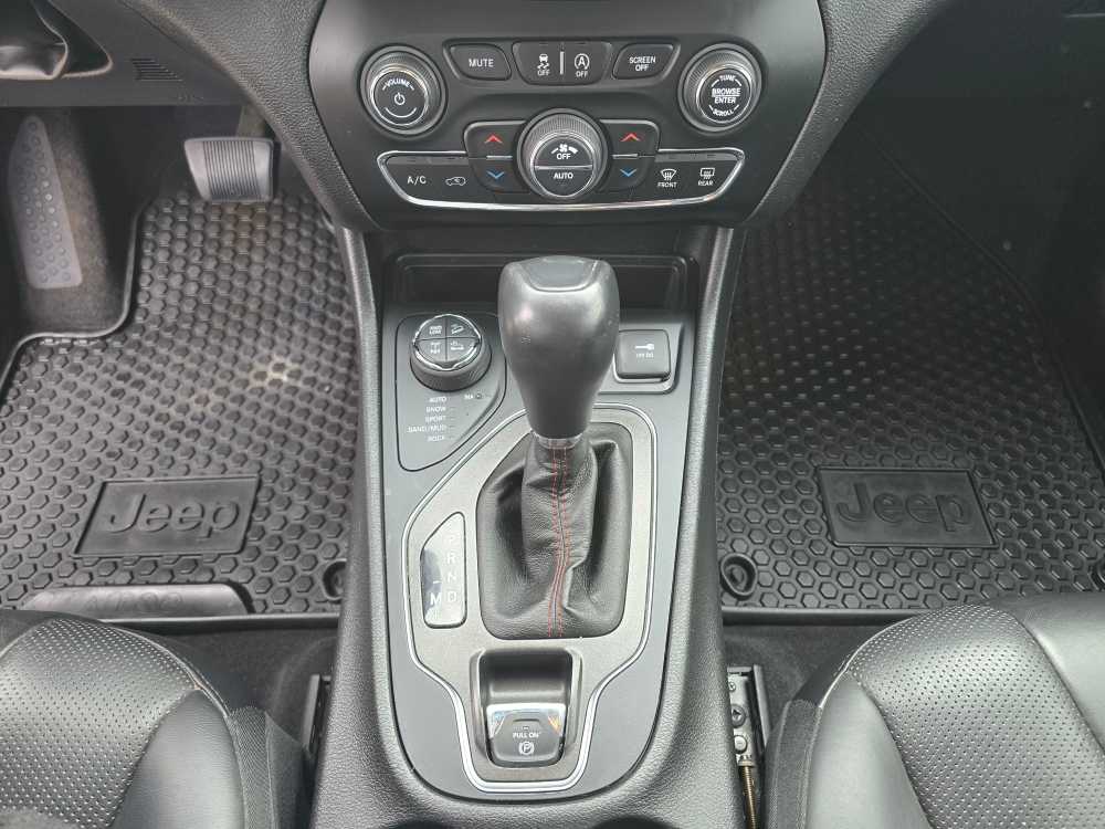 Thumbnail: 2019 Jeep Cherokee - 13