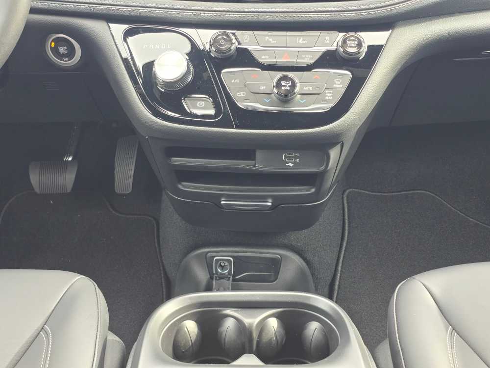 Thumbnail: 2026 Chrysler Pacifica - 13