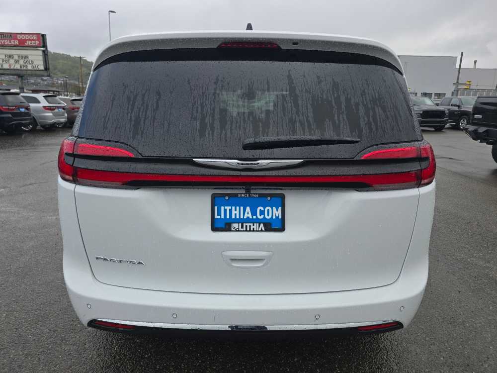 Thumbnail: 2026 Chrysler Pacifica - 4