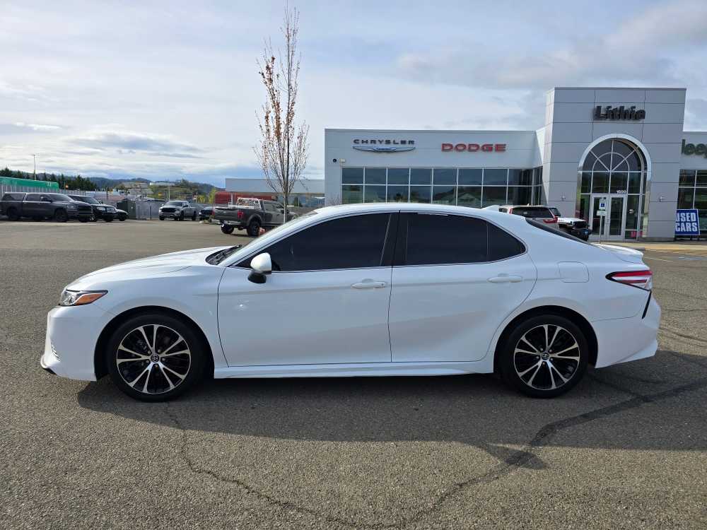 2020 Toyota Camry SE 2