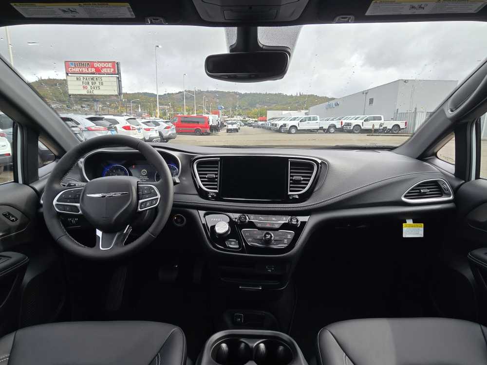 Thumbnail: 2026 Chrysler Pacifica - 15