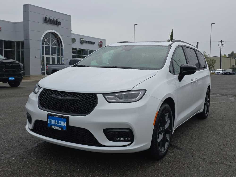 2026 Chrysler Pacifica Limited's photo