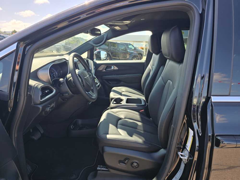 Thumbnail: 2026 Chrysler Pacifica - 9