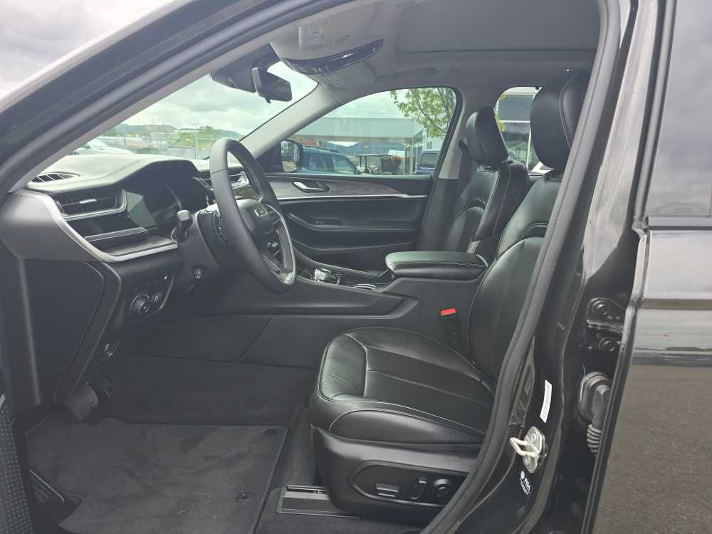 Thumbnail: 2023 Jeep Grand Cherokee - 9
