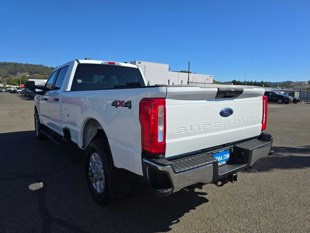 2023 Ford F-350 XLT photo 3
