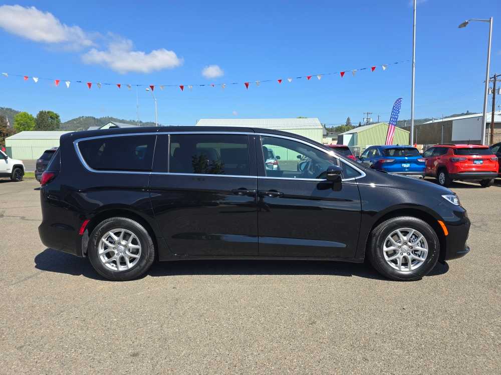 Thumbnail: 2026 Chrysler Pacifica - 6