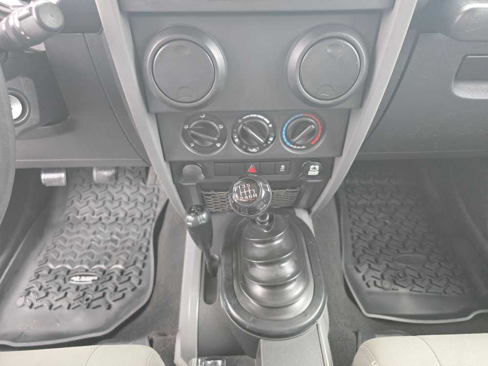 Thumbnail: 2010 Jeep Wrangler - 13