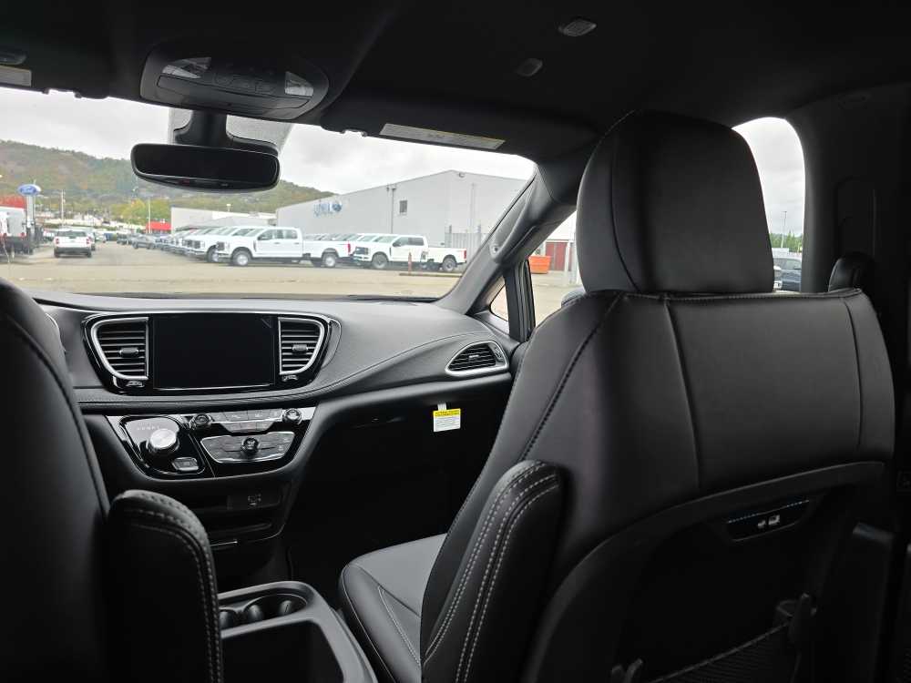 Thumbnail: 2026 Chrysler Pacifica - 14