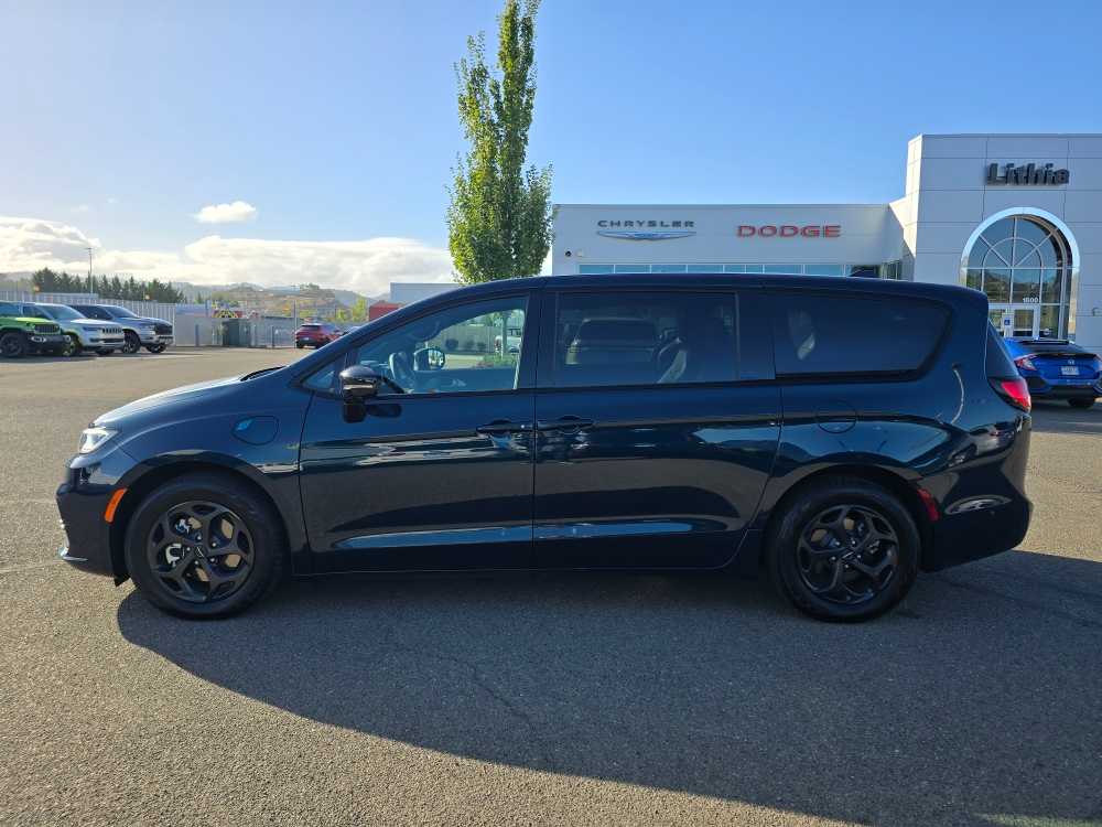 2023 Chrysler Pacifica Hybrid Limited photo 2