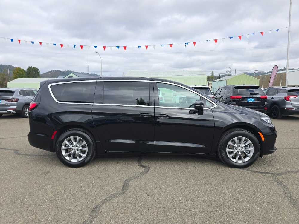 Thumbnail: 2026 Chrysler Pacifica - 6