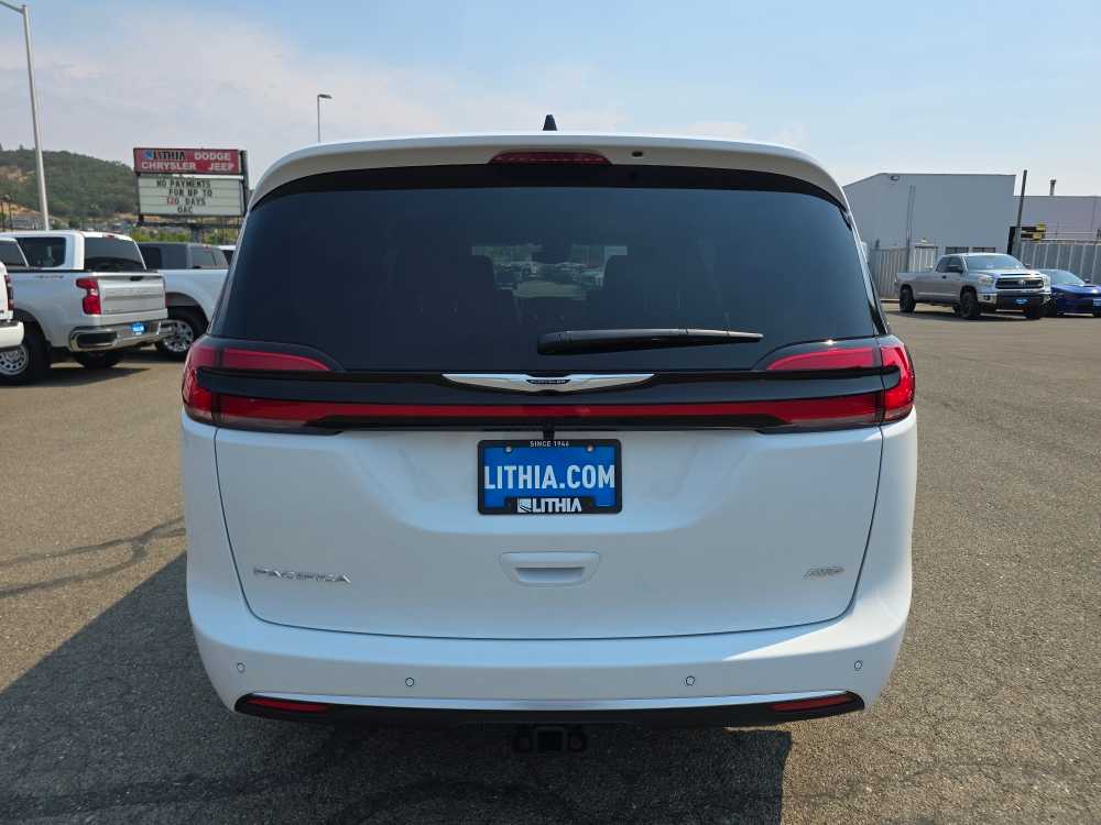 Thumbnail: 2026 Chrysler Pacifica - 4