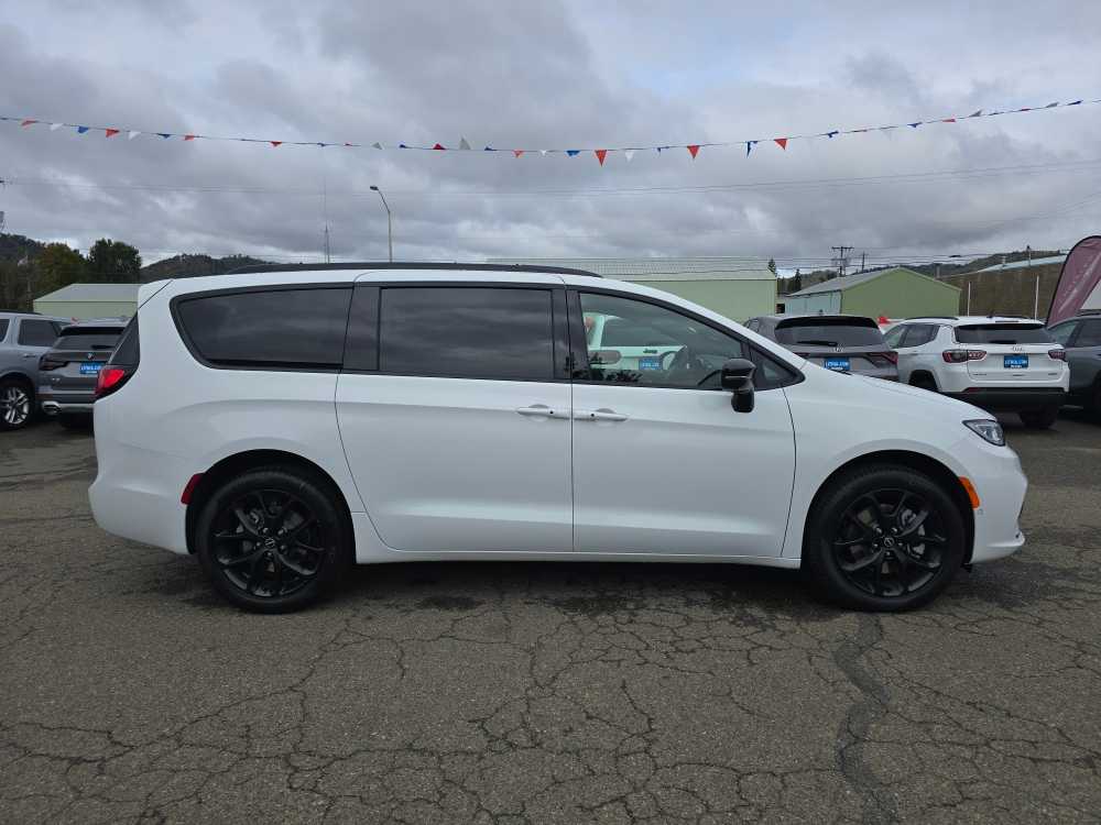 Thumbnail: 2026 Chrysler Pacifica - 6