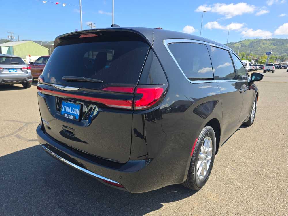 Thumbnail: 2026 Chrysler Pacifica - 5