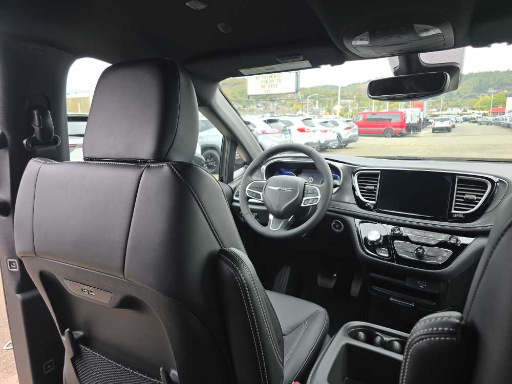 Thumbnail: 2026 Chrysler Pacifica - 10