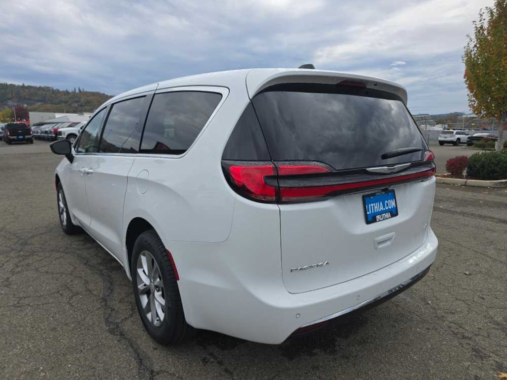 New 2026 Chrysler Pacifica Select Passenger Van