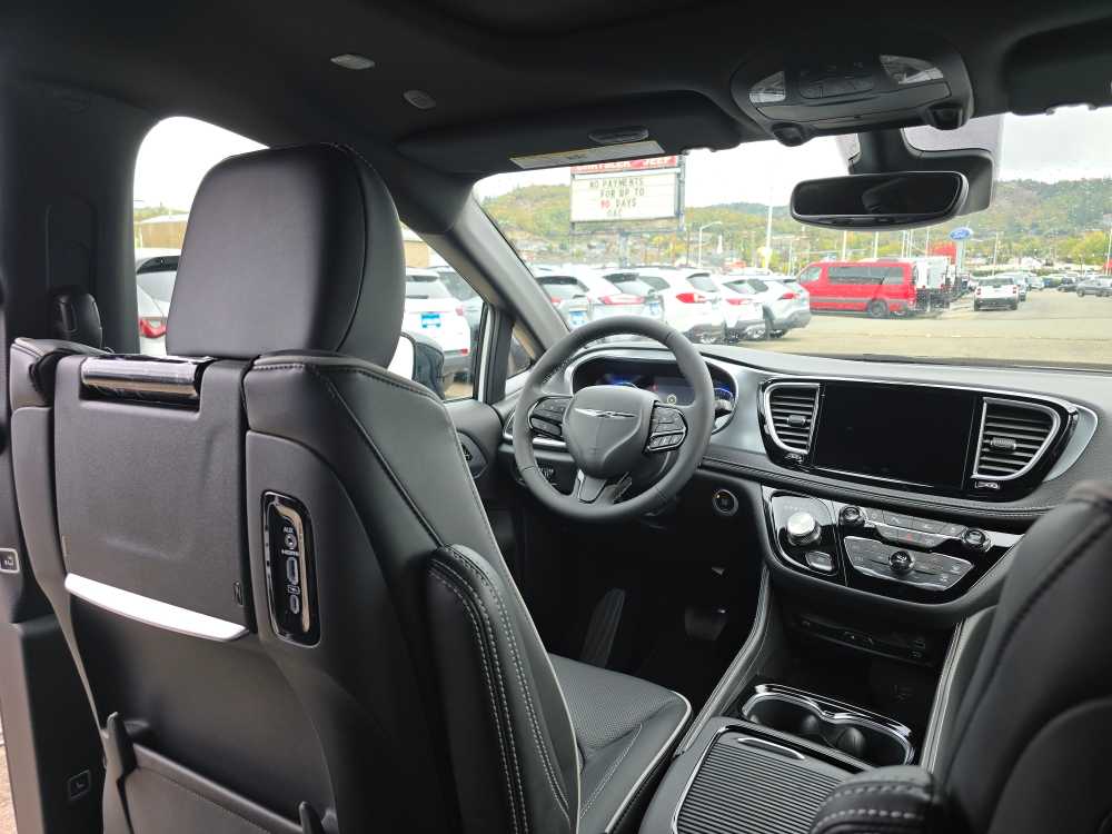 Thumbnail: 2026 Chrysler Pacifica - 10