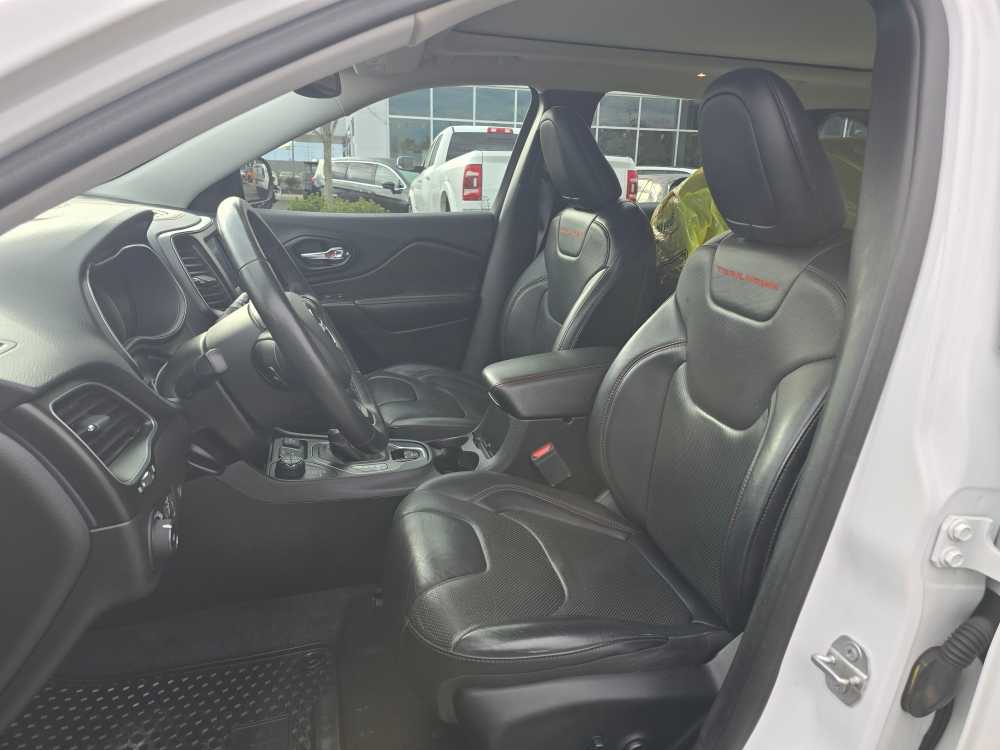 Thumbnail: 2019 Jeep Cherokee - 14