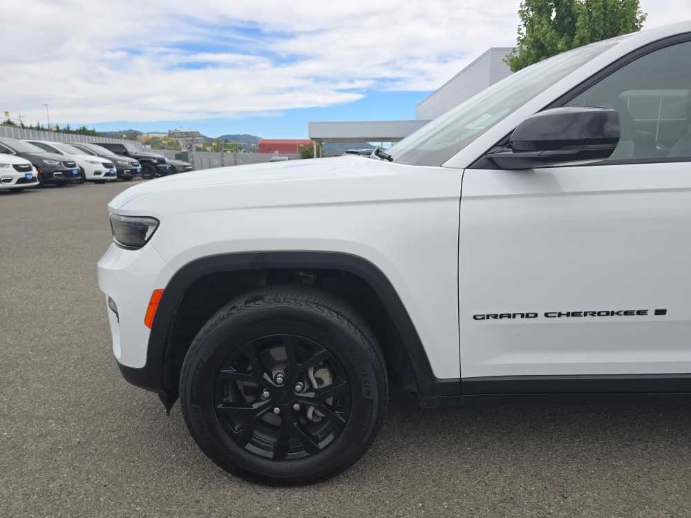 Thumbnail: 2024 Jeep Grand Cherokee - 17