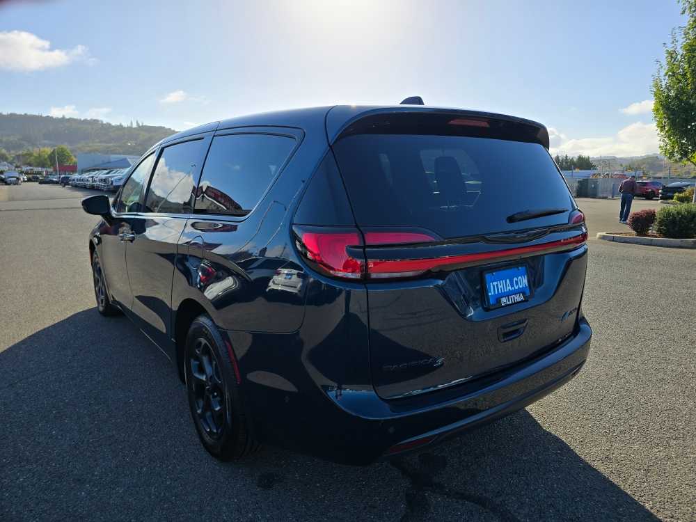 2023 Chrysler Pacifica Hybrid Limited photo 3