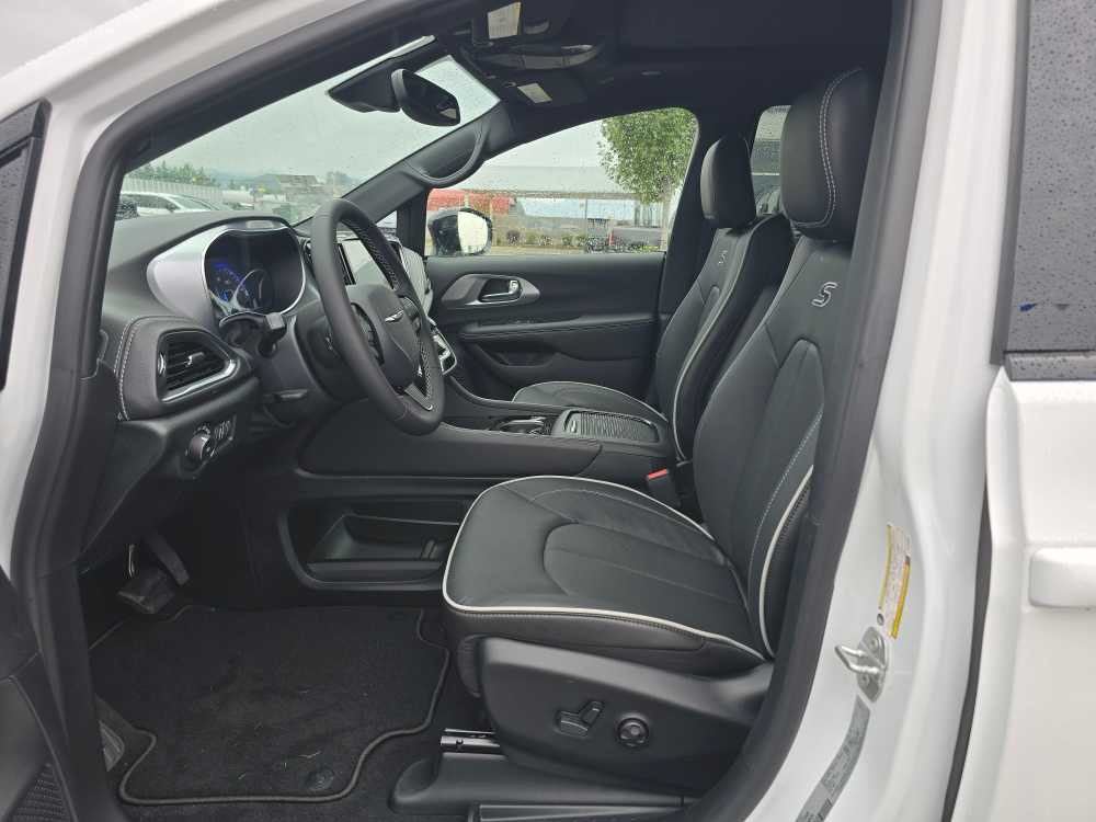 Thumbnail: 2026 Chrysler Pacifica - 9