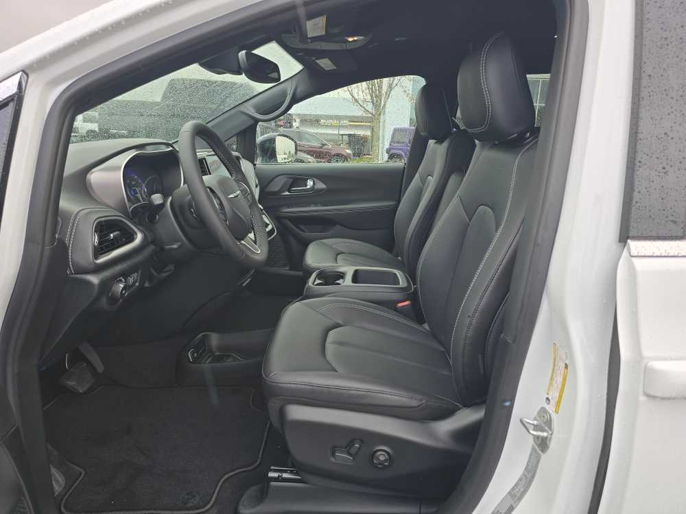 Thumbnail: 2026 Chrysler Pacifica - 9