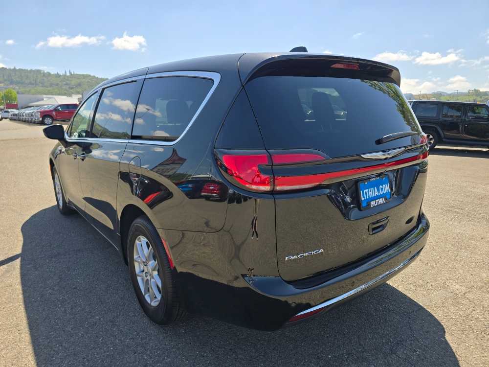 Thumbnail: 2026 Chrysler Pacifica - 3